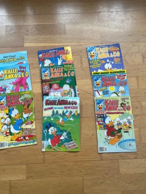 Kalle Anka & Co och barnfilmer - Samling med flera Kalle Anka & Co-tidningar med färgglada omslag och klassiska Disney-karaktärer. Inkluderar även DVD-filmer med Bamse, Nicke Nyfiken, Postis Per och Björnbröder. Perfekt för dig som gillar tecknade serier och barnfilmer.
