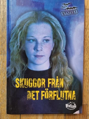 Skuggor från det förflutna - Mysterie- och ungdomsbok av Deb Loughead. Handlingen kretsar kring Kate som hör röster från det förflutna under sitt sommarlov på landet.