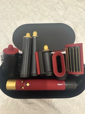 Dyson Airwrap - Hjälper min tjej att sälja sin dyson Airwrap! Den har använts fåtal gånger och sitter mest i lådan! Det finns en lite skada på boxen som hände under flytt! Vi har registrerad garanti men det medföljer vid köp! Priset är inte fast! Hennes annons finns även på tradera. Kom med frågor!