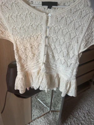 Vit spetsbluw med volangkant - Söt kortärmad krämvit blus från Zara med spets ❤️