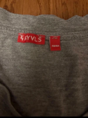 V-ringad tröja från Ryvls - Enkel grå T-shirt från Ryvls med V-ringning. Storlek 158-164                                                            Skriv vid funderingar💕pris går att diskutera