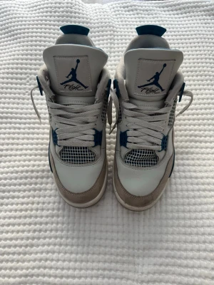 Nike Air Jordan 4 Retro industrial blue limited edition. - Snygga Air Jordan 4 Industrial blue sneakers i vitt och blått med meshdetaljer. De är äkta jag har kvitto 