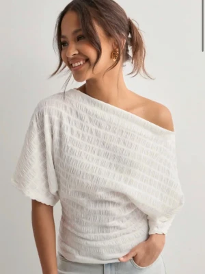 Vit topp nelly - Säljer denna topp från Nelly, kommer tyvärr inte till användning. Storlek Xs, pris kan diskuteras 😛