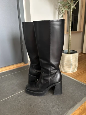Stövlar från Bershka - Stövlarna är bekväma och har varit väl omhändertagna.