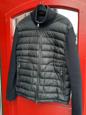 Moncler cardigan svart  - Moncler cardigan svart   Storlek: L fits M 8/10 (saknar necktag) No og   Vid frågor eller efterfrågan på fler bilder så är det bara att skriva🙌
