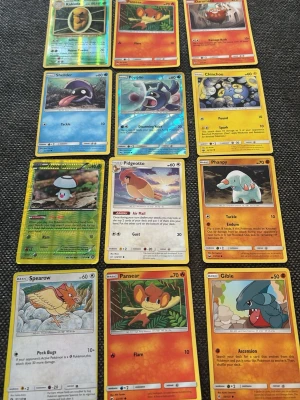 Pokémonkort blandad samling - Säljer en samling Pokémonkort med olika motiv och färger, inklusive kort som Kakuna, Darumaka, Shellder, Popplio, Chinchou, Foongus, Pidgeotto, Phanpy, Spearow, Pansear och Gible. Perfekt för dig som vill utöka din samling eller byta med vänner.