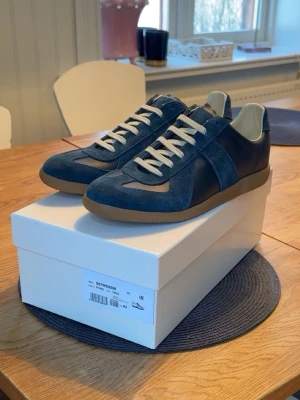 Maison margiela gats - Färg: Mörkblå Storlek: 43 Skick: helt nya Jag har kvittot och har knappt använt dem, de har bara stått. Skriv till mig om du har några frågor🙂👍  Nytt pris: 6000kr Mitt pris: 3000kr