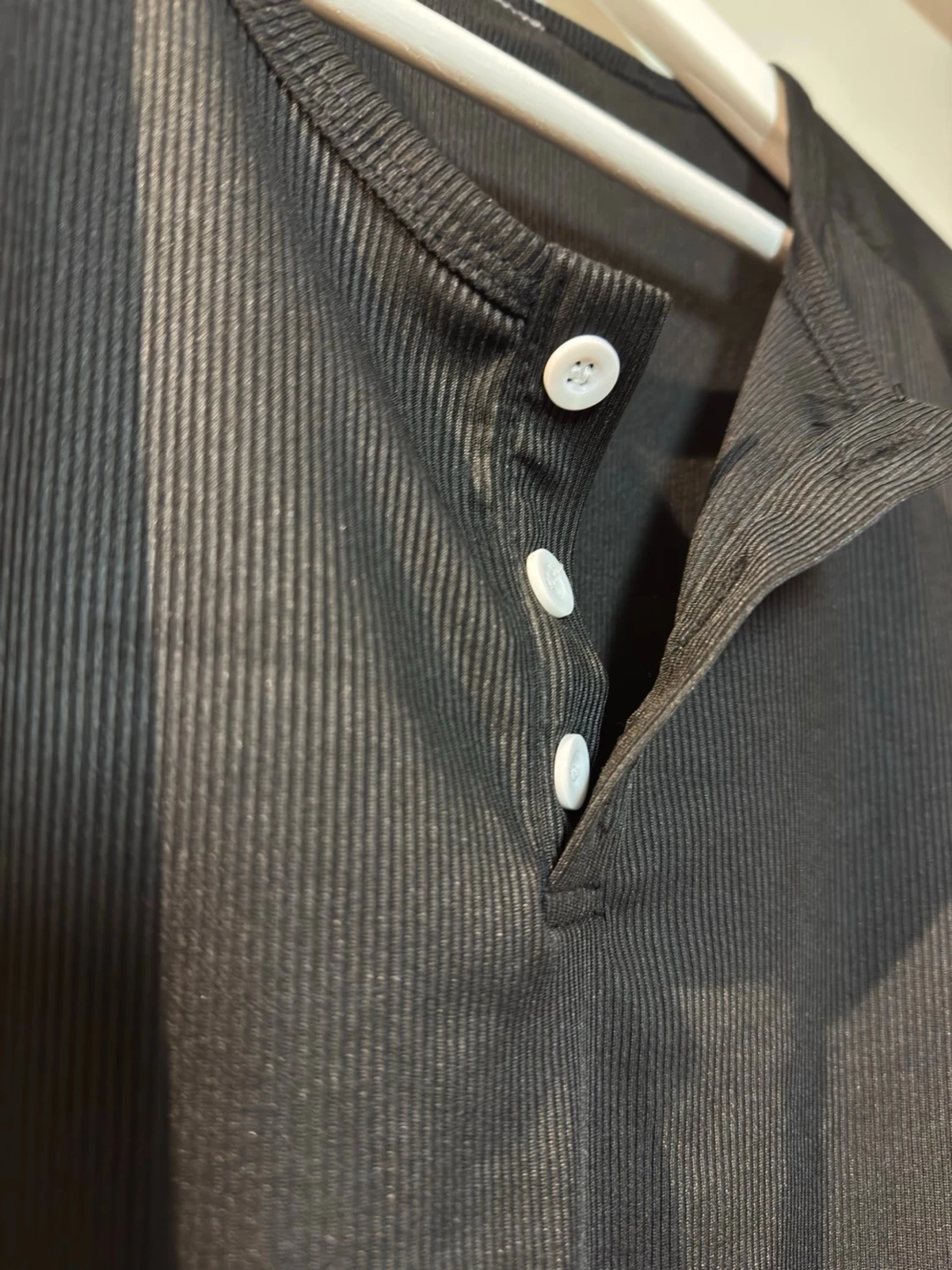 Svart kortärmad topp med knappar - 2