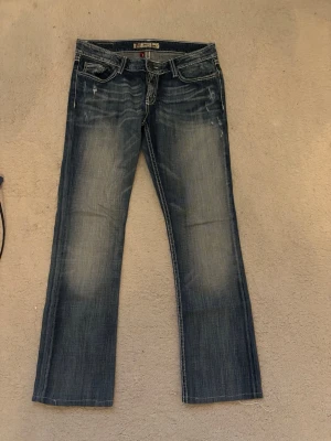 Low waist jeans - Snygga low waist straight jeans som inte passar mig. Midjemått 40 och innerbenslängd 75🤍