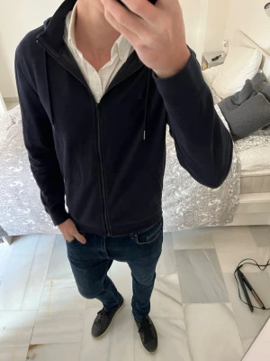 Mörkblå hoodie med dragkedja från Massimo Dutti - Säljer en väldigt snygg mörkblå hoodie från Massimo Dutti i storleken M 😊——————————————————————————     📐| Storlek: M                                                          👖| Märke: Massimo Dutti                                      🔎 | Skick: Mycket bra                                            ✍🏻 | Skriv om du har några frågor
