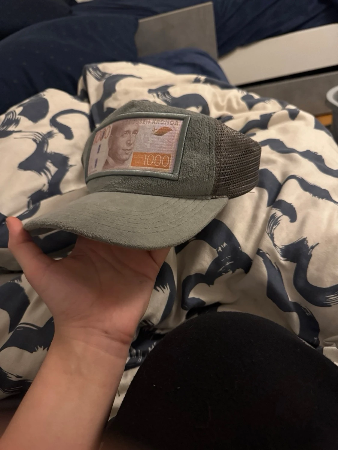 Grå keps med 1000-kronors patch - 2