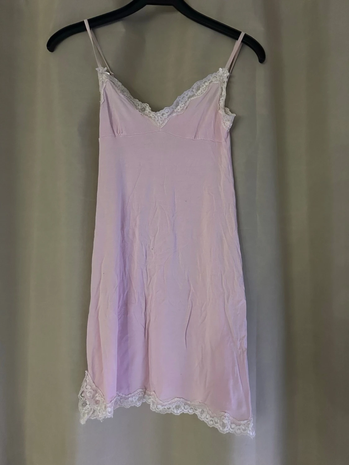 Ljusrosa nattlinne med spetsdetaljer