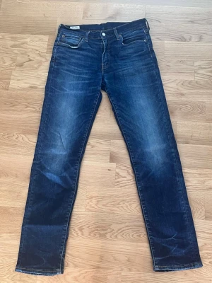 Levi 511 - Säljer ett par snygga Levi jeans modell 511. W32 L34. Mycket bra skick utan defekter 💯