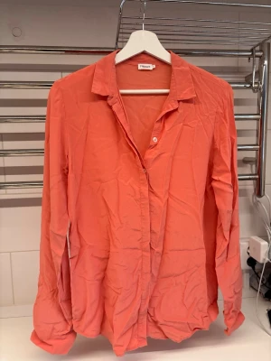 Blus - Rosa blus från Filippa K. Ser mer orange ut på bild än i verkligheten. Mycket bra skick, Stl S