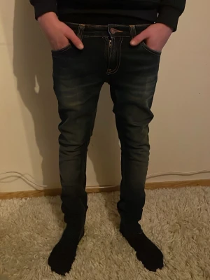 Mörkblå skinny jeans från Nudie Jeans - Tja säljer dessa as feta nudie jeans. Strl 26 32 OBS avklippta! Men inget man tänker på