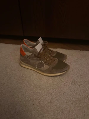 Philippe model - Trendiga Philippe model skor i strl 43. Är i gott skick. Kanske ge en liten tvätt. Nypris 3600kr