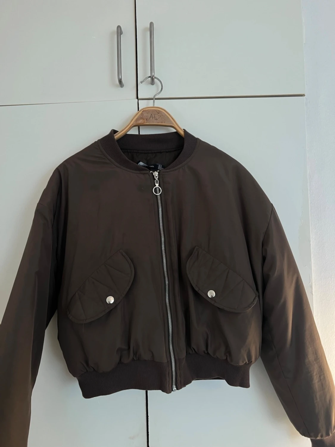 Brun bomberjacka med fickor - 1