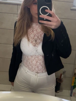 Vit spetsblus med lång ärm - Säljer en vit spetsblus med långärmad design. Blusen är genomskinlig med ett vackert blommigt spetsmönster och har en tight passform. Perfekt att styla med jeans eller kjol för en trendig look. Säljer då den tyvärr blivit för liten för mig, i storlek XXS från H&M🤍