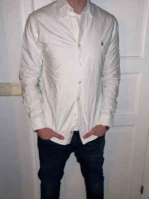 Vit skjorta från Ralph Lauren - Vit skjorta från Ralph Lauren i storlek M.  Fint skick till ett bra pris. Nypris: 1995kr. Mitt pris: 349kr. Vid frågor eller funderingar, tveka inte att höra av dig.