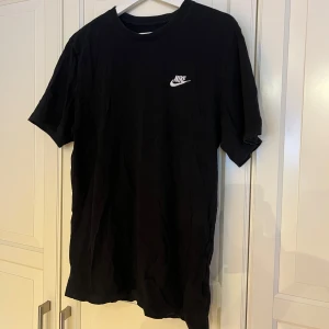 Svart Nike t-shirt - Klassisk svart t-shirt från Nike med vit logga.