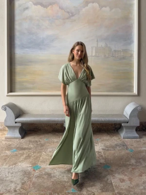 Ljusgrön balklänning - Superfin klänning från gina tricot, aldrig använd. Säljer eftersom jag hittade en annan🥰Slutsåld på hemsidan, pris kan självklart diskuteras