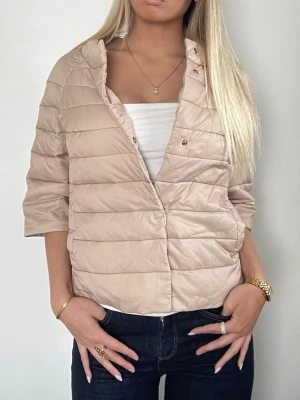 Beige Herno liknande jacka  - Följ för likande! Herno liknande jacka med trekvartsärm i rosa/beige. Storlek M men passar S! Perfekt skick och perfekt till våren! Tryck köp nu! 