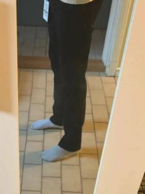 Mörkblå slim Jens från grunt. - Säljer nu ett par riktigt feta grunt Jens. Själv är jag 166 och väger ca 55 kg och dom sitter lite stort på mig som ni kan se på bilderna. Helt sprillans nya. Nypris 599 säljes för 300. Tveka inte på att höra av er mvh Resellclts.