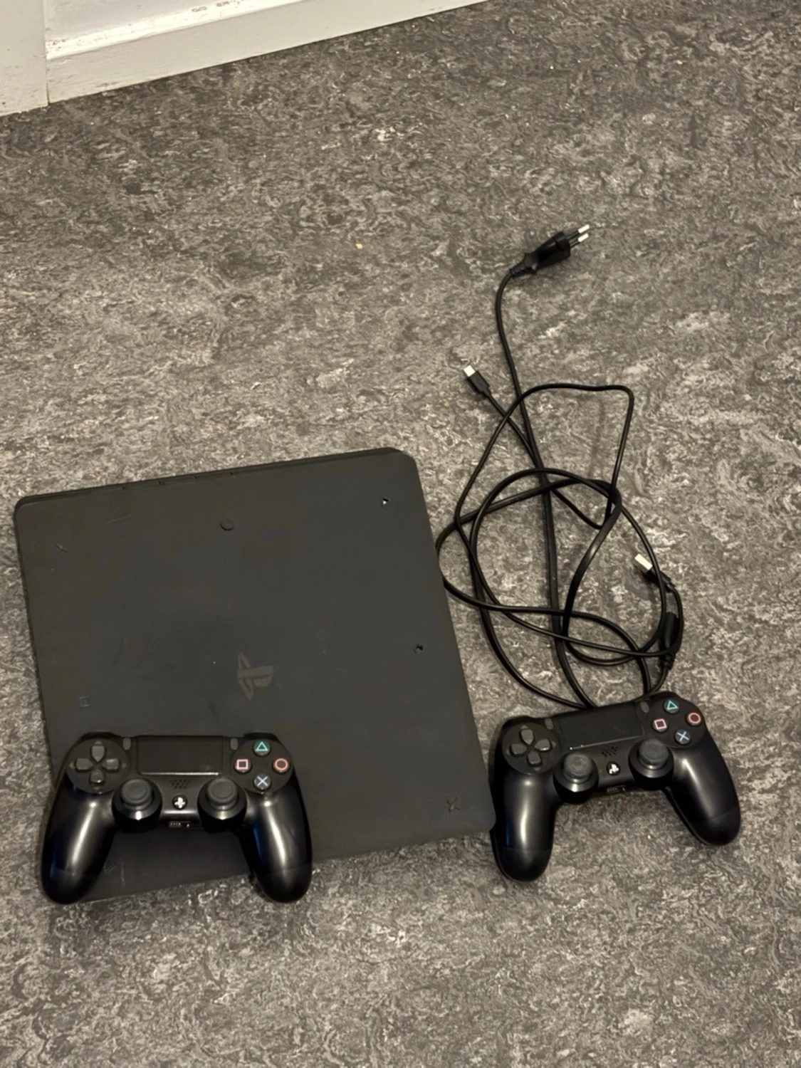 PlayStation 4 Slim med två kontroller