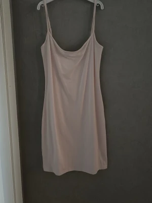 Klänning - Fin, tajt klänning som aldrig använts🤍