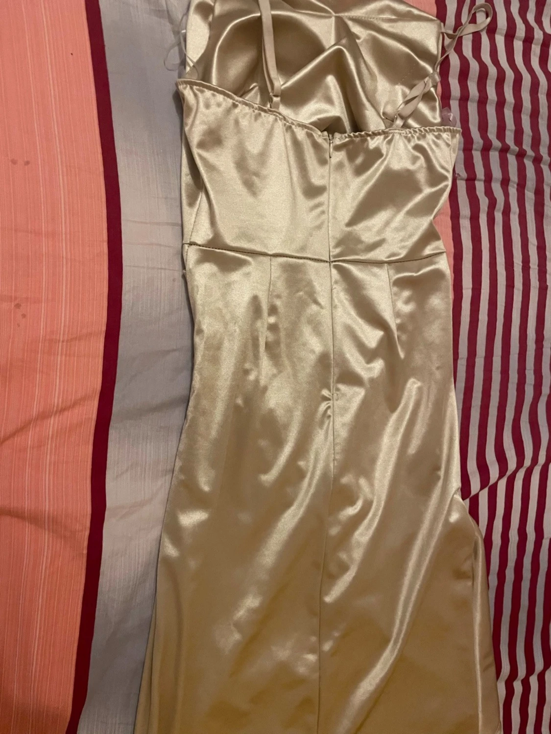 Guld klänning  - 1