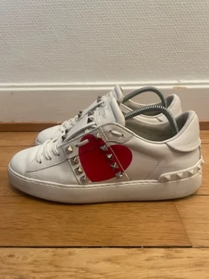 Valentino rockstud sneakers  - Säljer nu dessa super fina valentino skor | Super fint skick, Storlek 37,5 | Givetvis äkta 