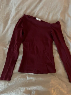 Asymmetrisk topp - Söt asymmetrisk långörmad (offshoulder på ena sidan)❤️🖤Använd fåtal gånger