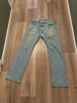 Ljusblå raka jeans från Levi's - Använda Levis 501, pris går att diskuteras 