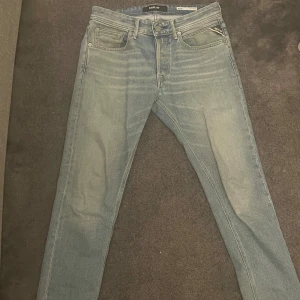 Ljusblå slim fit jeans från Replay - Säljer ett par ljusblå slim fit jeans från Replay med klassisk femficksmodell och dragkedjegylf. Jeansen har en snygg tvättad look och Replay-lapp bak i midjan. Perfekta för en avslappnad och trendig stil. Skriv vid minsta fundering😁