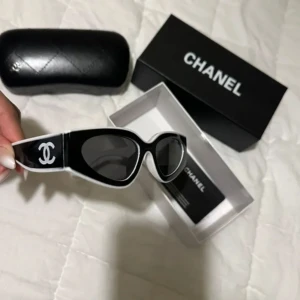 Svarta Chanel Butterfly solglasögon - Snygga svarta Butterfly solglasögon från Chanel med breda skalmar och den ikoniska vita Chanelloggan på sidan.  Box tillkommer 🌸 om du vill köpa utan låda så kan jag ta bort 100kr från priset! Säljer pgr av att jag fått ett likadant par som present.