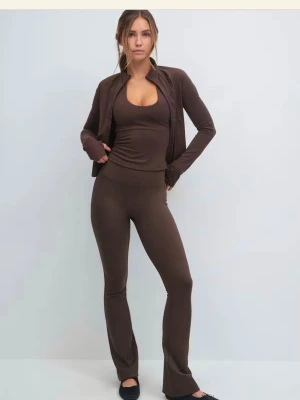 Brunt Yoga Set Gina Tricot - Säljer mitt aldrig användayoga set (topp och byxor exklusive kofta). Var lite för lite för liten för mig. Den är S men skulle säga att den passar XS mer