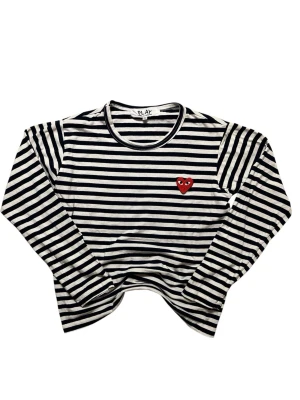 Comme Des Garcons Tröja - Hej! Säljer nu denna Comme Des garcons tröja åt min tjej. Riktigt snygg, den är inte använd mycket och är i fint skick. Hör av dig om du undrar något!