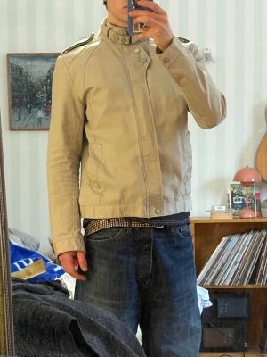 Beige croppad jacka  - Beige croppad jacka från Zara Man. Passform S/M. Fint skick, sparsamt använd. 