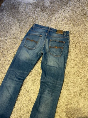 Nudie jeans grim tim slim fit herr fade blå w32 - Nudie jeans modell grim tim. Slim fit med en riktigt fet fade. Mycket bra skick, inga märkvärdiga defekter. Storlek 32/32. Postas samma dag slm köp eller dagen därpå🙌💯