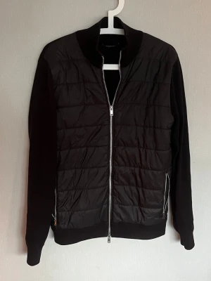 Massimo dutti hybrid cardigan - Storlek M | fint skick inga defekter | normal passform | modellen är 185 cm lång och väger ca 78 kg.