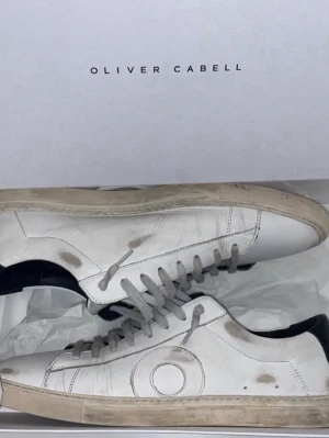 Oliver Cabell - Döfina Oliver Cabells minimalt använda och med factory wear. Skorna är handgjorde i Italien med exklusivt kalvskinn. Nypris 2500 med tull från USA. Bara att höra av sig vid eventuella funderingar!