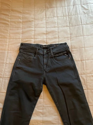 Mörkgrå jeans från Replay - Säljer dessa feta mörkgrå jeans från Replay som är slimfit och W28 L32. Jeansen har inga defekter och skicket är 10/10!🔥Bara att höra av dig vid andra funderingar👑