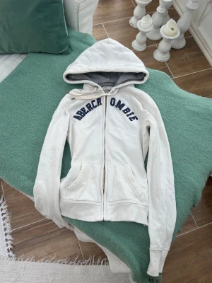 Abercrombie & fitch zip - Storlek M. Kan upplevas mindre i storlek, likt en S. Frakt inom 24h. Se liknande plagg i min profil!