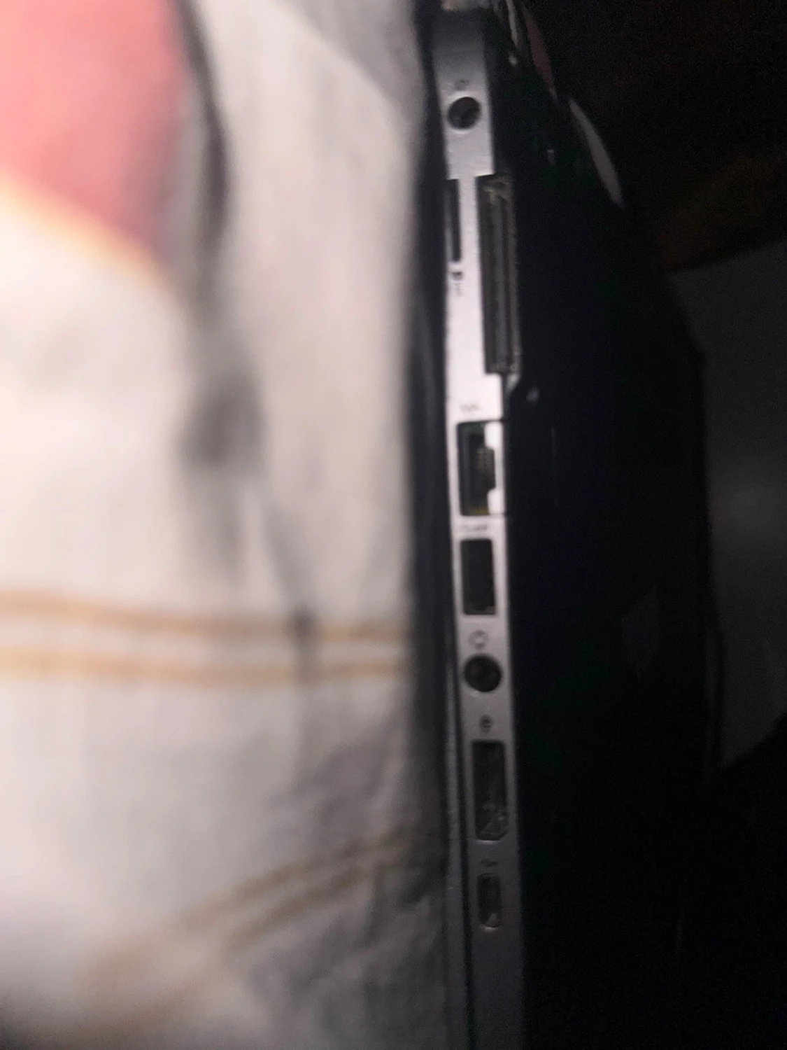 Svart och silver bärbar dator - 1