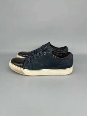 Lanvin Dbb1 Patent Cap Toe Skor Mörkblå - • The shoes are worn but still in good condition  • Size: EU41 / UK7 (fits like a 42)  • Color: Navy  • Retail price: 5000 SEK / 450€  • No accessories 