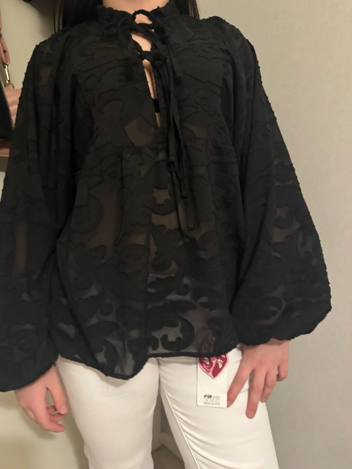 Svart mönstrad blus med knyt - 1