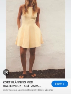 Kort gul klänning med öppen rygg - Kort gul klänning från Zara med öppen rygg. Helt ny. 