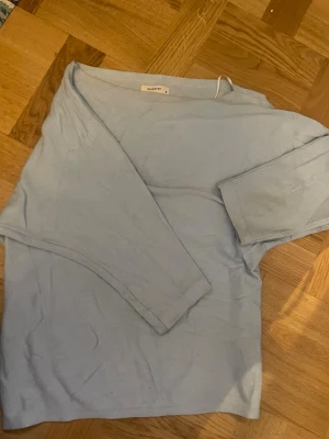 Ljusblå tröja från Reserved - En enkel och stilren ljusblå tröja från Reserved. Tröjan har lång halsringning och 3/4 armar. Materialet känns mjukt och lätt, perfekt för lager på lager eller som den är. Passar dig som gillar minimalistisk och clean stil.