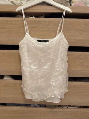 Söt vit spetstopp - Jättesöt vit spetstopp som inte kommer till användning längre! Tyvärr har den blivit trådig (se bild 4) vid kanten på spetsen men annars är den i fint skick! 🥂  Kom gärna med prisförslag 😊