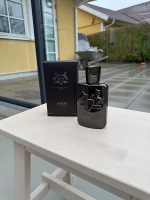 Parfums de Marly - Herod  - PDM Herod. 115-120-125ml. Box följer med. Kvitto kan troligen letas upp om de önskas. Inga oseriösa bud. Pris diskuterbart vid snabb och smidig affär. 